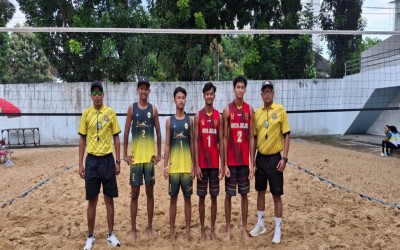Fairuz Bayhaqli, siswa kelas XI F4, berhasil meraih medali perak pada cabang olahraga voli pasir